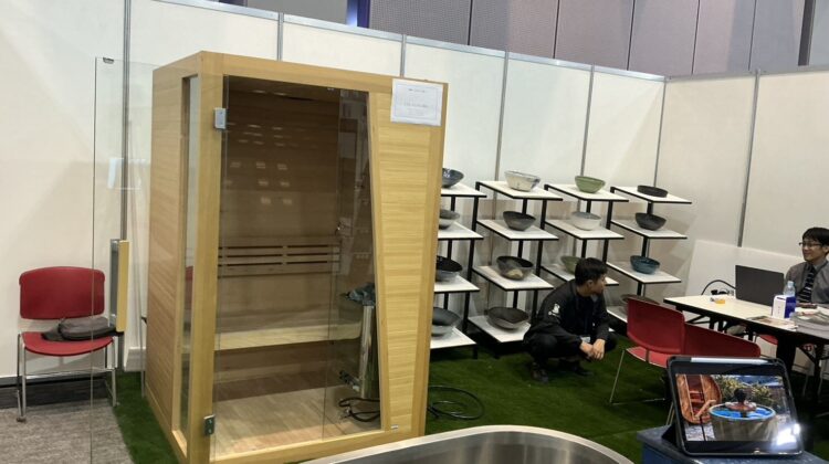 屋内用サウナと手洗鉢の展示
