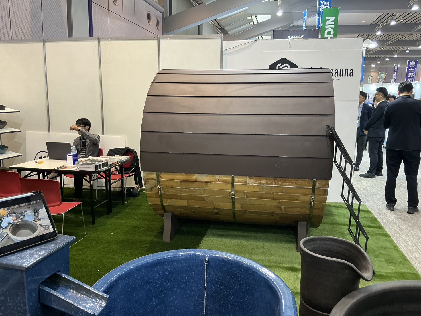 屋外用サウナと信楽焼浴槽の展示