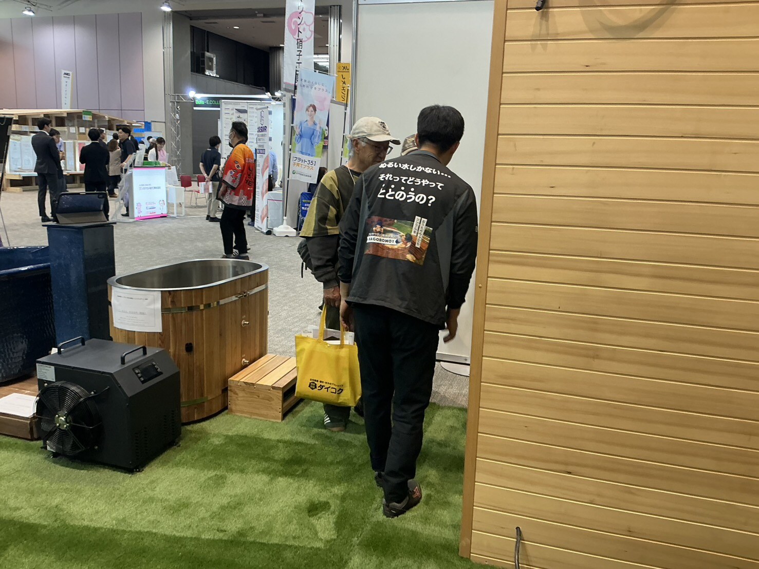 サウナ展示を見学する来場者