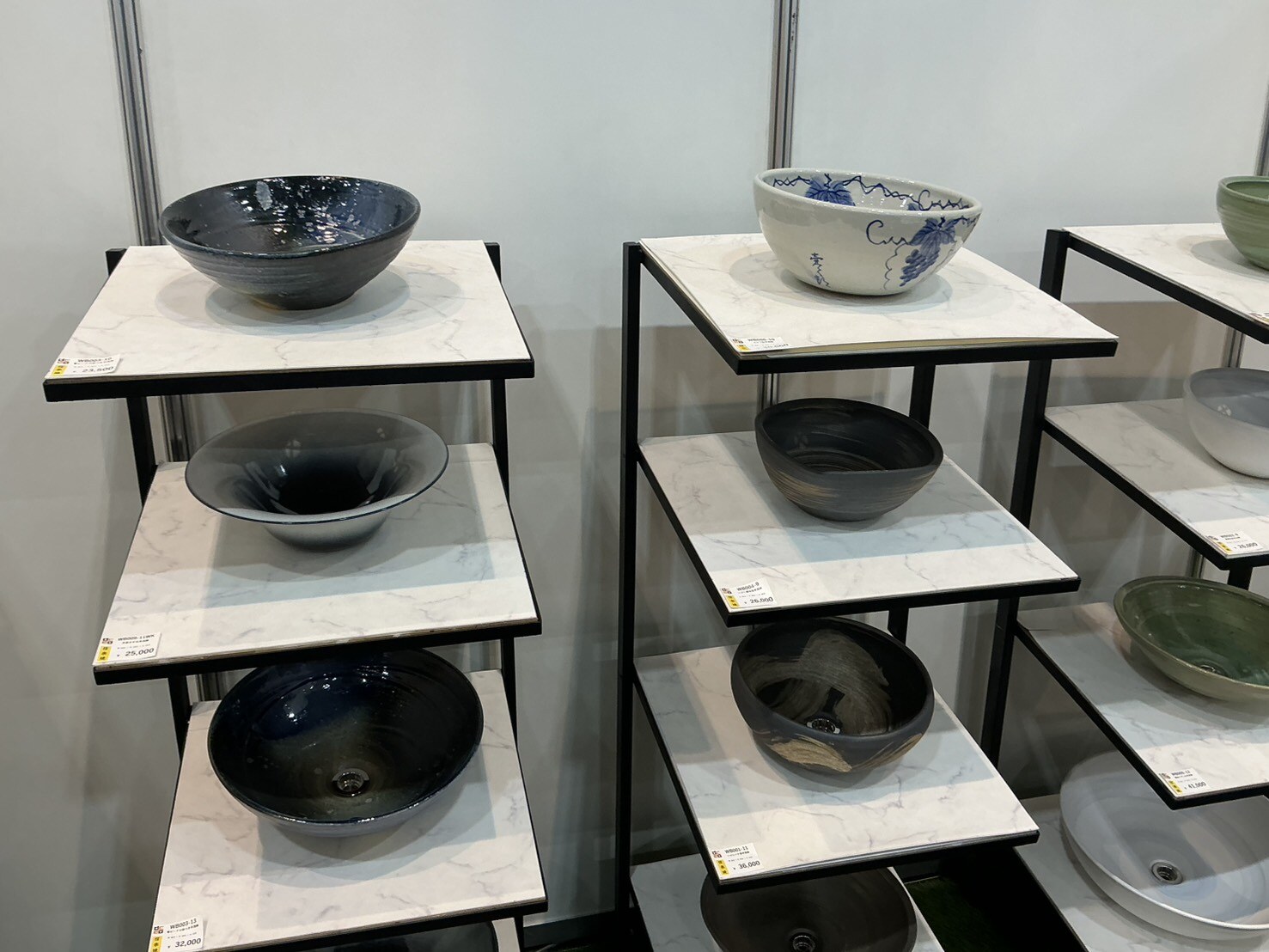 信楽焼の手洗鉢の展示