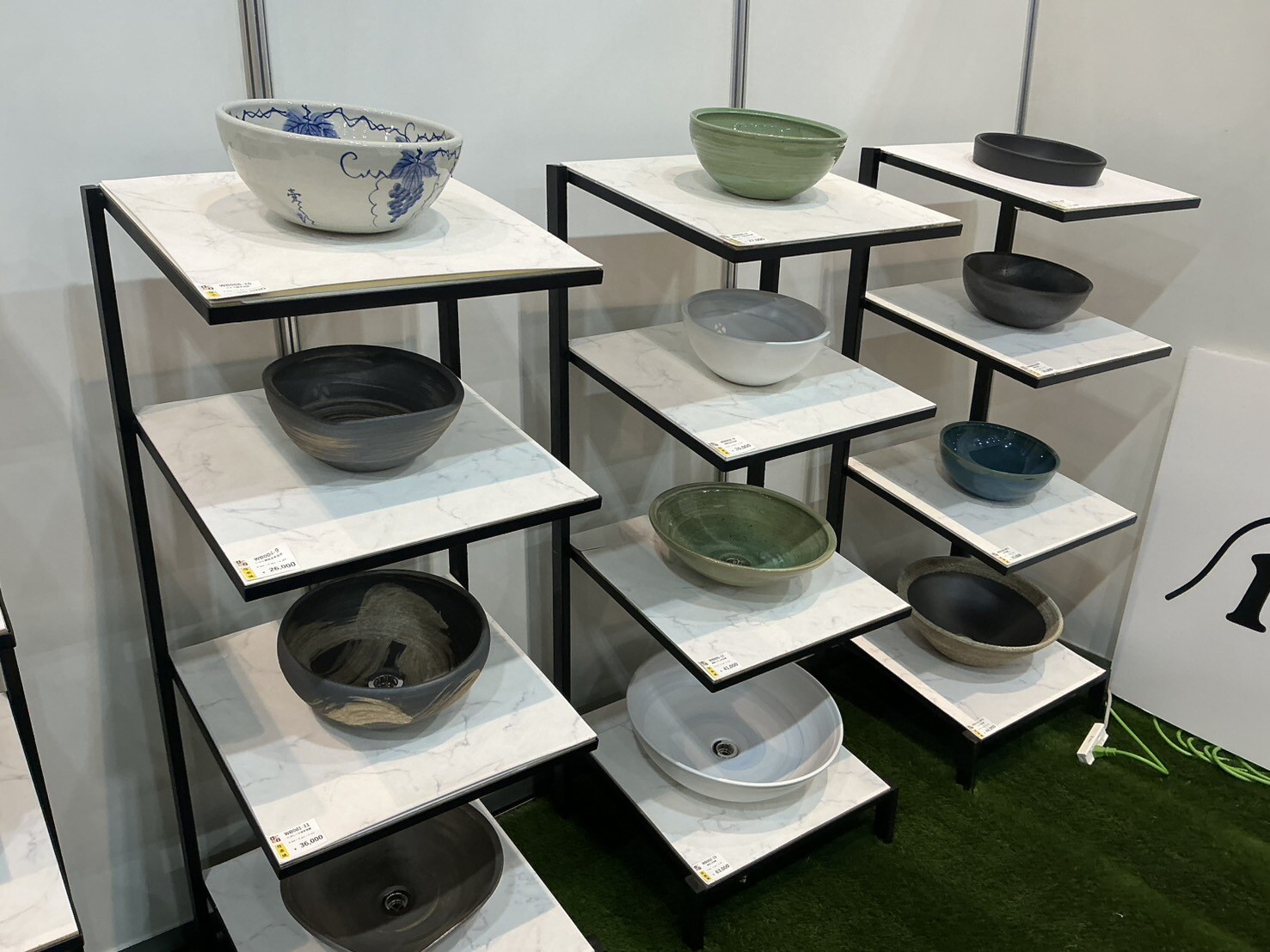 さまざまな色の手洗鉢の展示